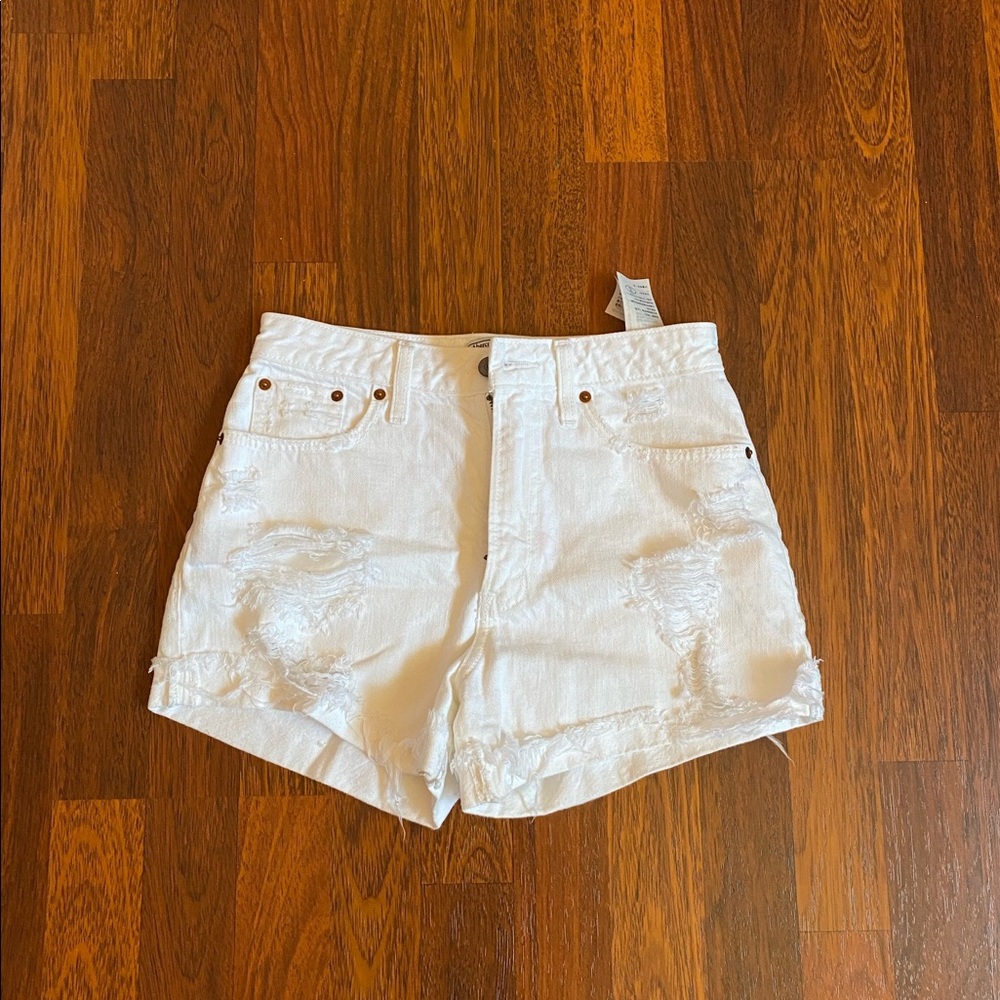 WHITE JEAN SHORTS FROM ABERCROMBIE
